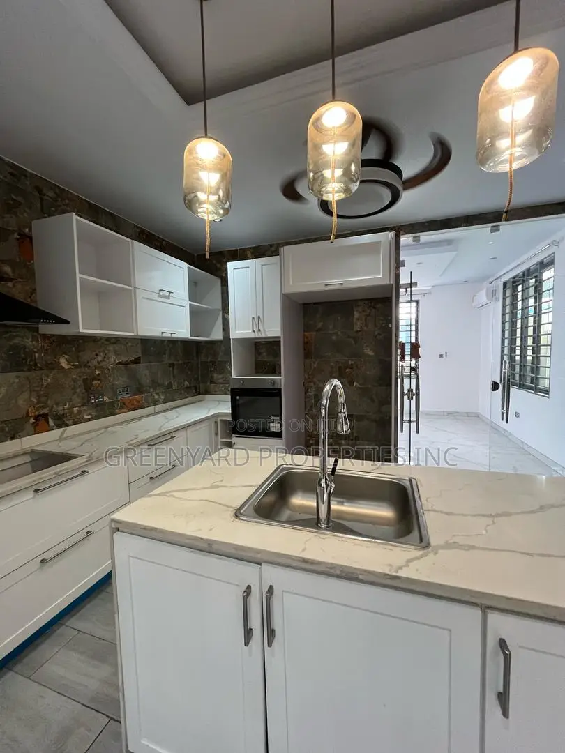 5bdrm House in American House, East Legon for rent