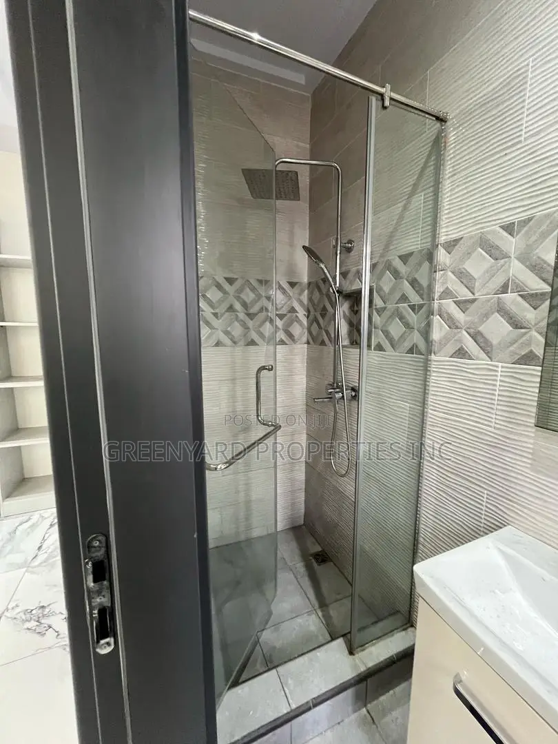 5bdrm House in American House, East Legon for rent