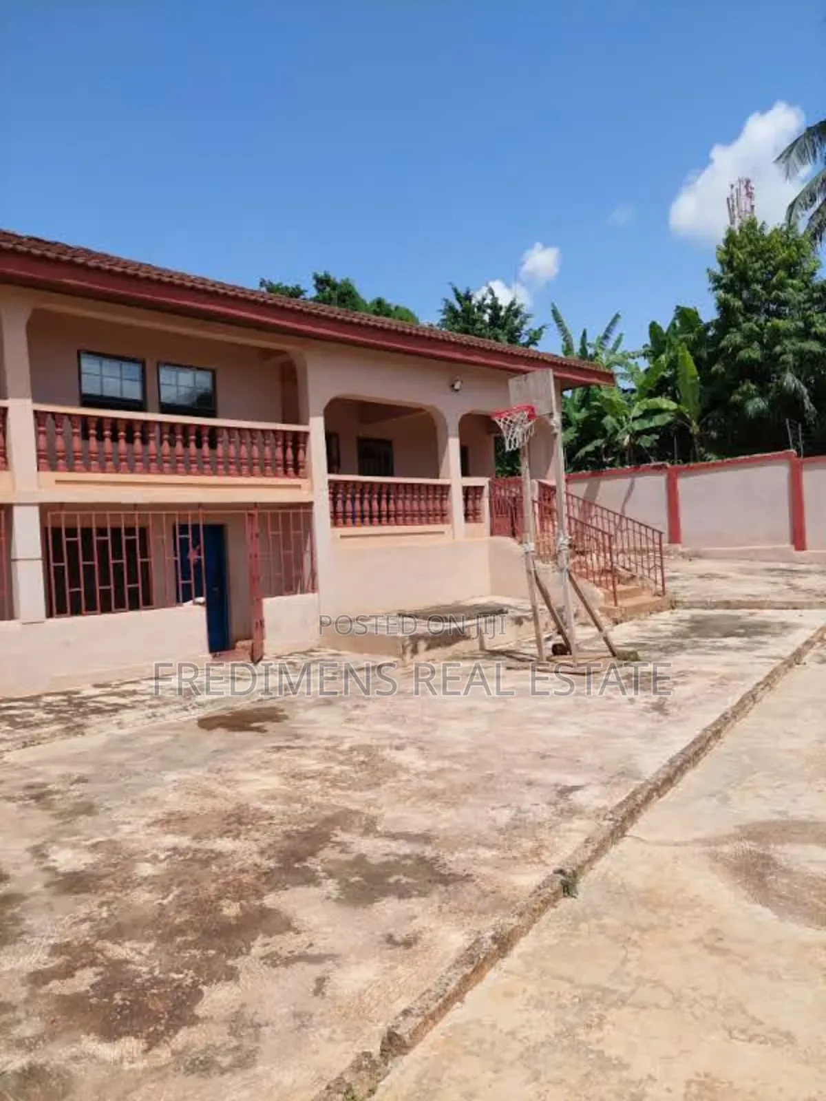 7bdrm House in Kumasi Metropolitan for sale