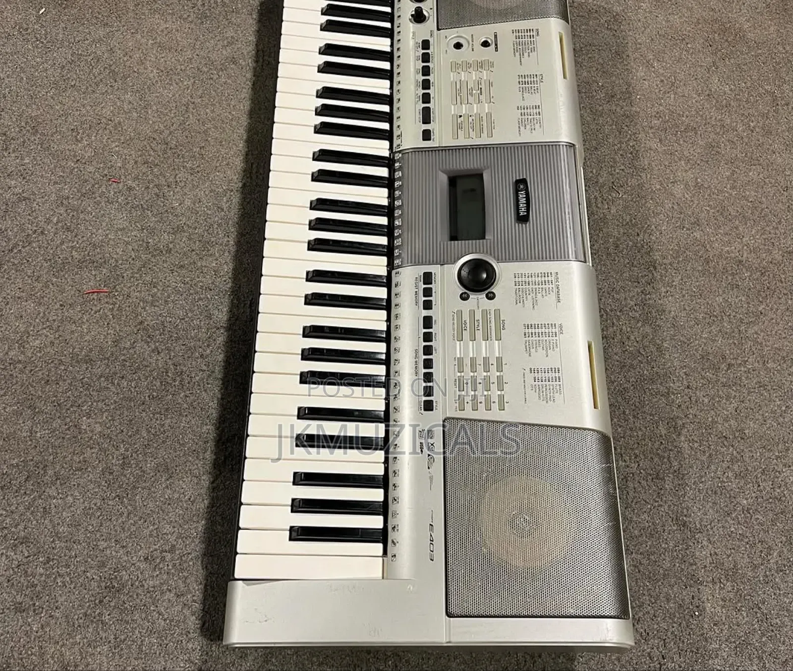 Yamaha PSR-E403 _ 61 Key Electronic Keyboard / Piano