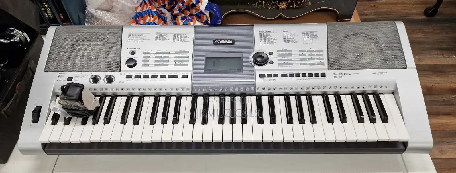 Yamaha PSR-E403 _ 61 Key Electronic Keyboard / Piano