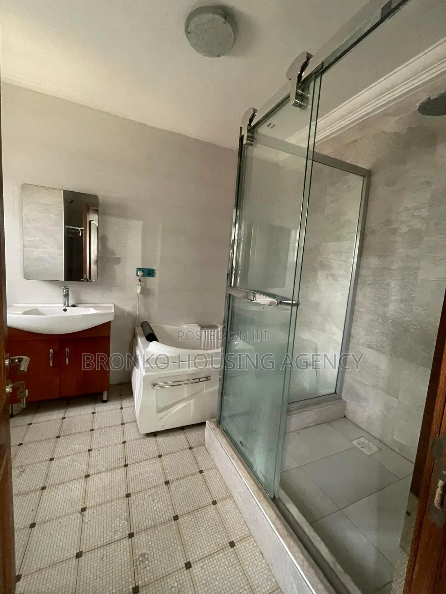 5bdrm House in Bronko Housing, Baatsona Total for rent