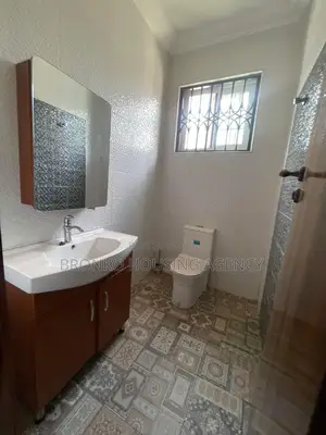 5bdrm House in Bronko Housing, Baatsona Total for rent