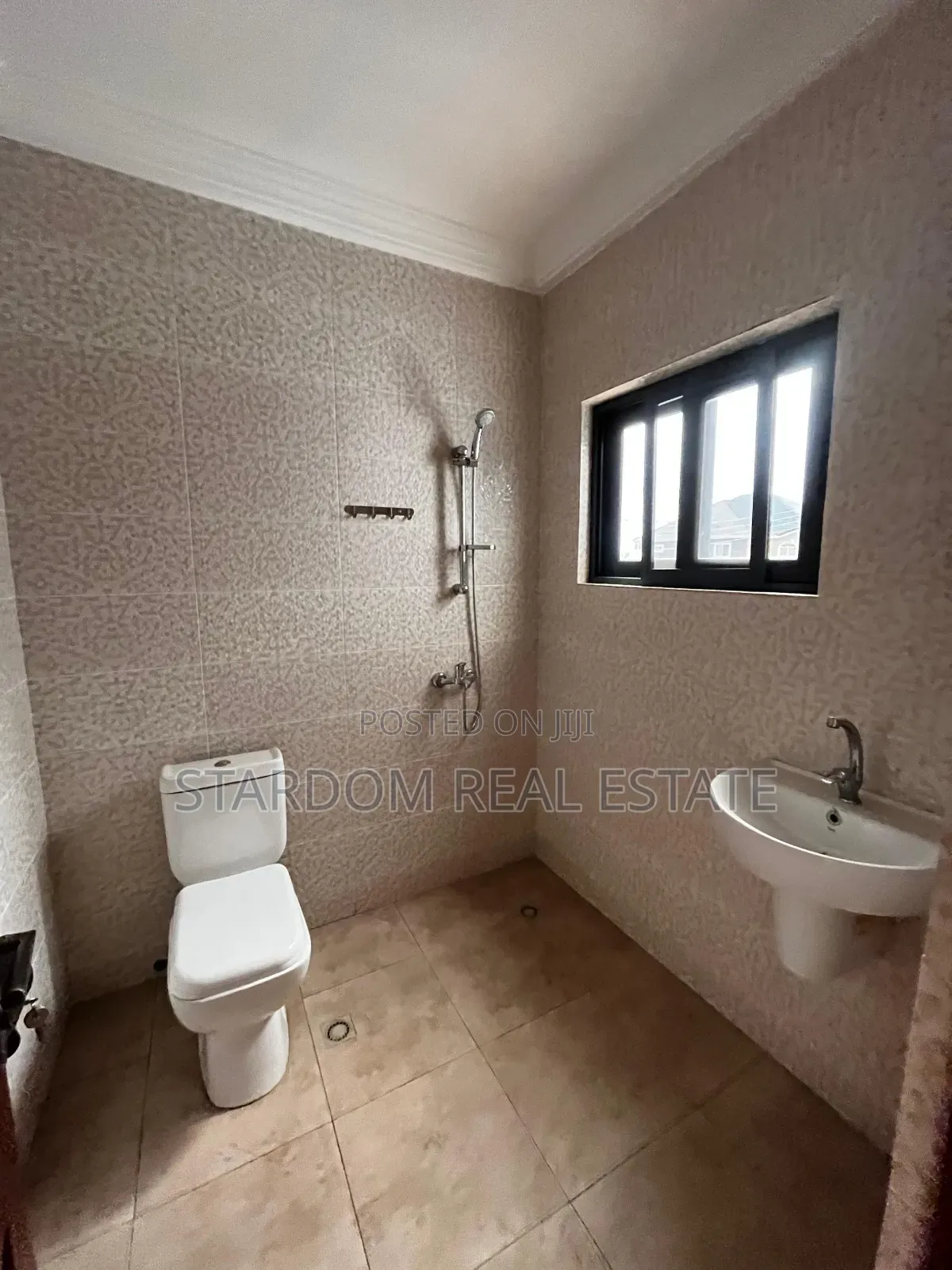 3bdrm Townhouse / Terrace in Adjiringanor, East Legon for rent
