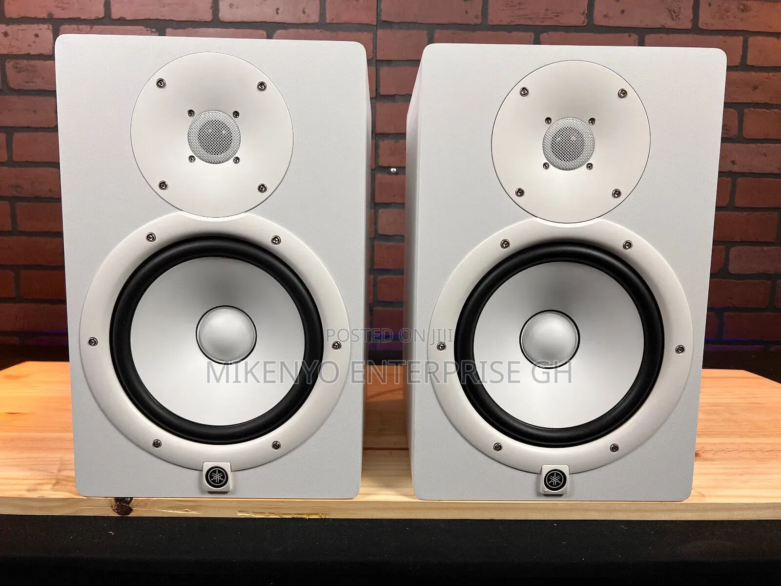 Yamaha HS8 Monitors Stands and Audio Cable Package