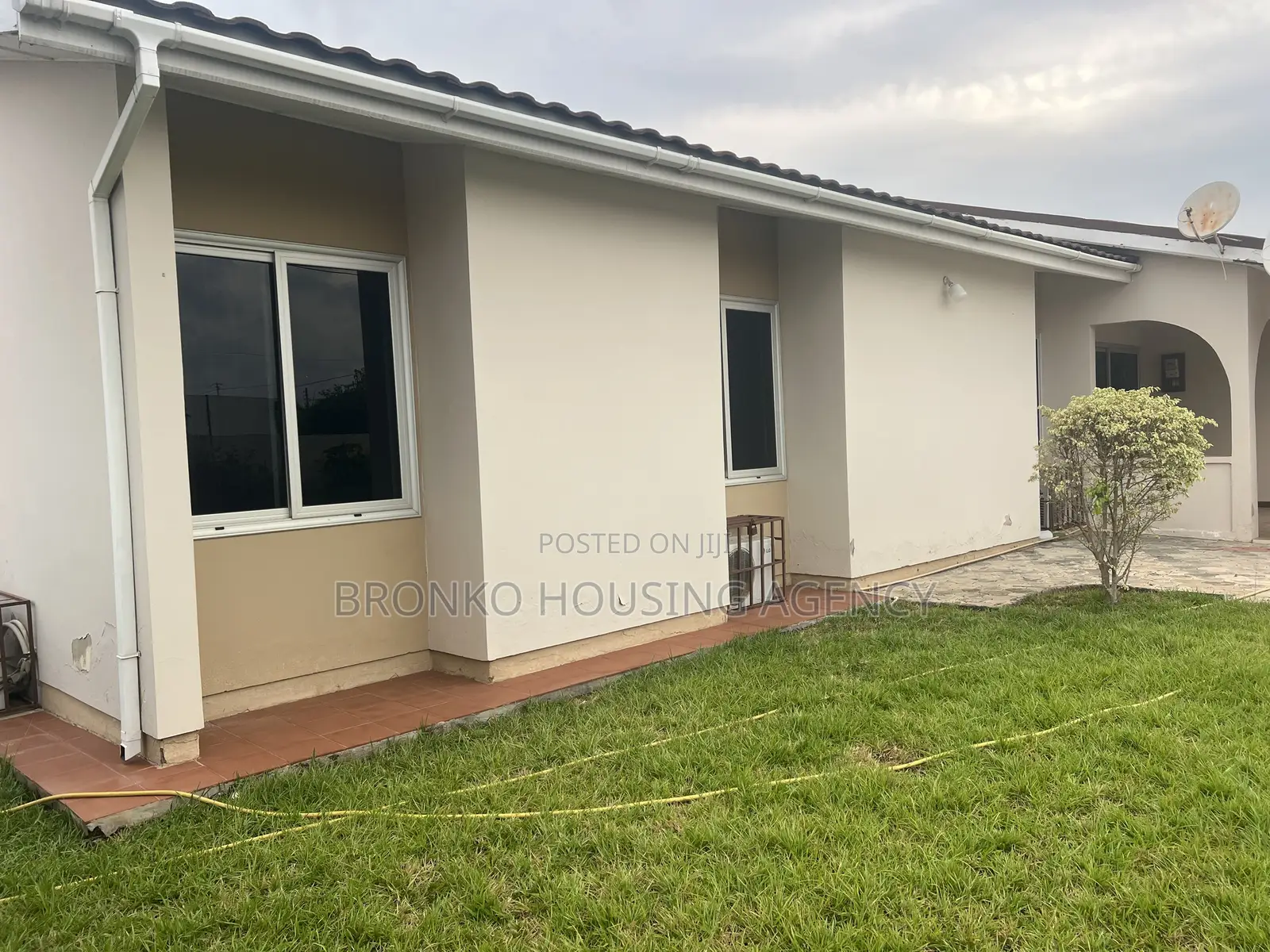 3bdrm House in Bronko, Baatsona Total for rent