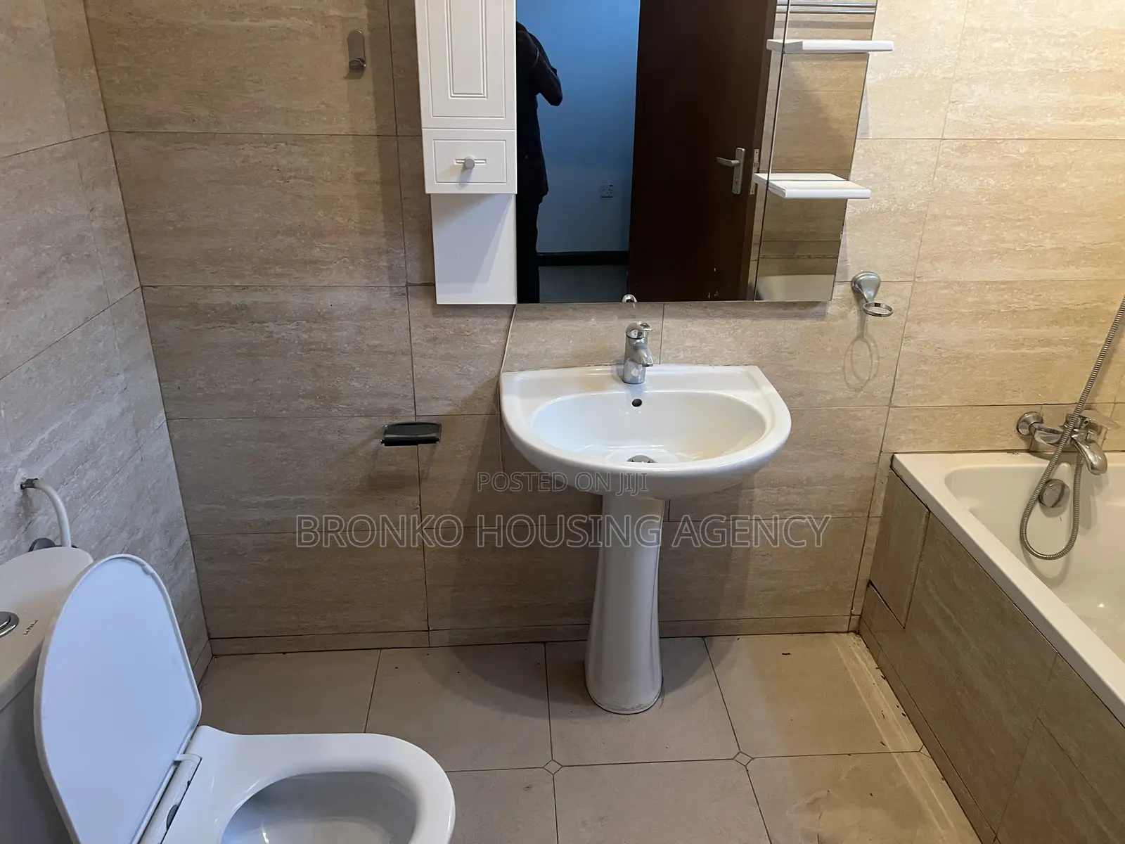3bdrm House in Bronko, Baatsona Total for rent