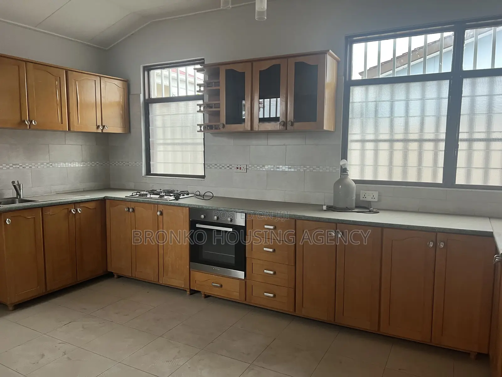 3bdrm House in Bronko, Baatsona Total for rent
