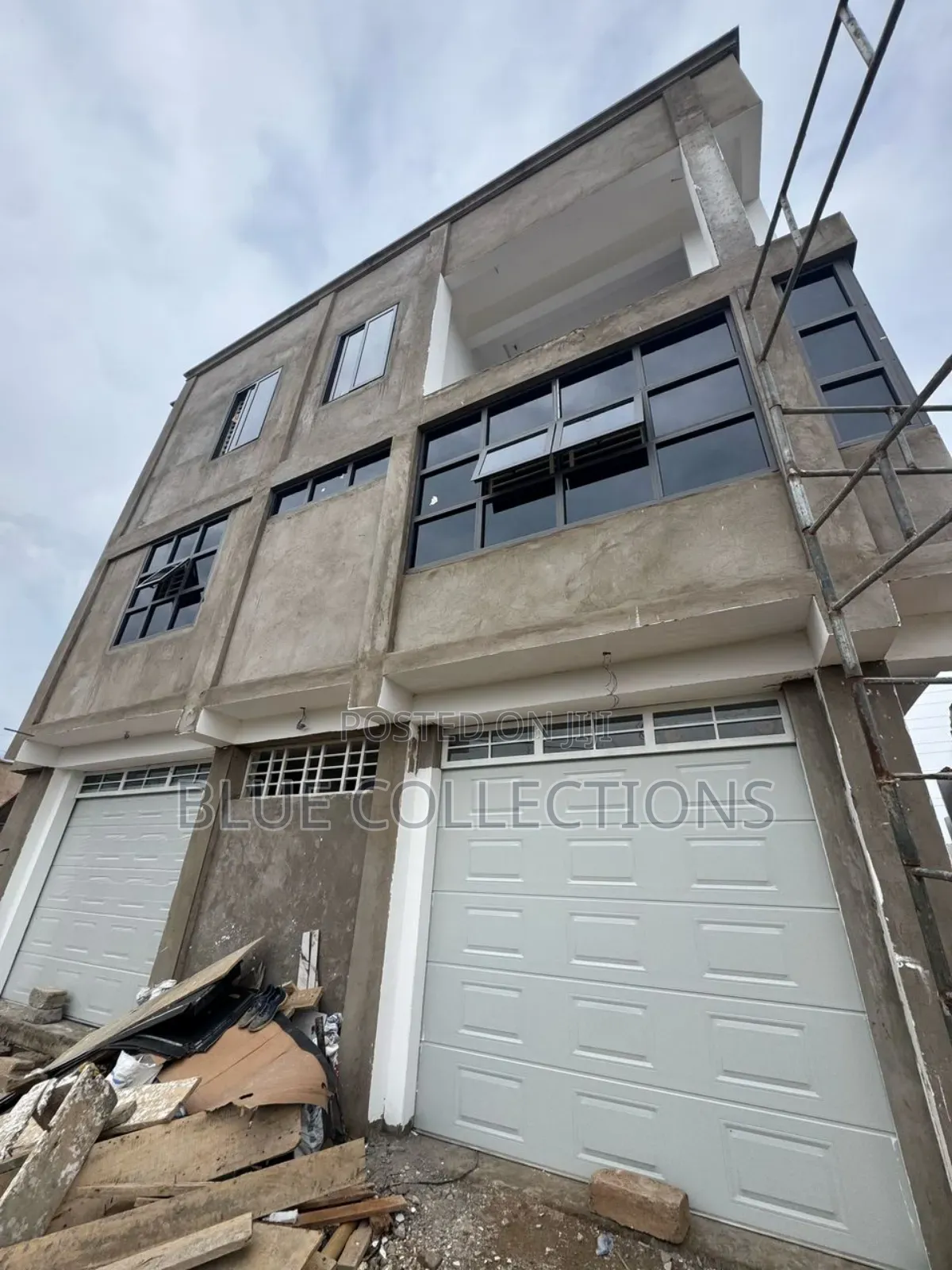 Garage Door With Fanlight and Remote