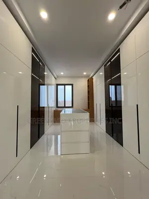 6bdrm Mansion in East Legon for sale