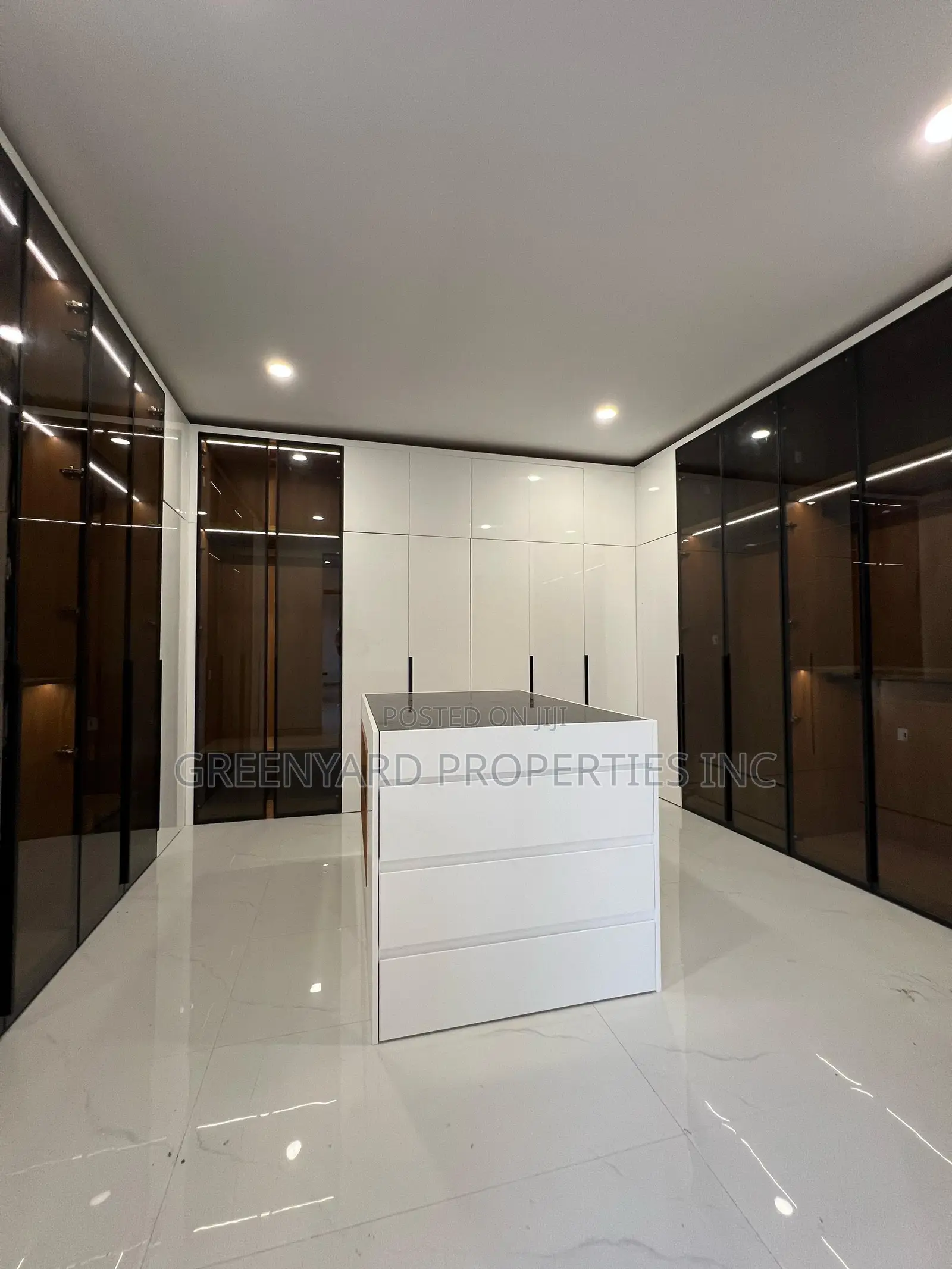 6bdrm Mansion in East Legon for sale