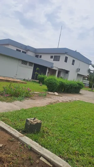 10bdrm House in Dzorwulu for rent