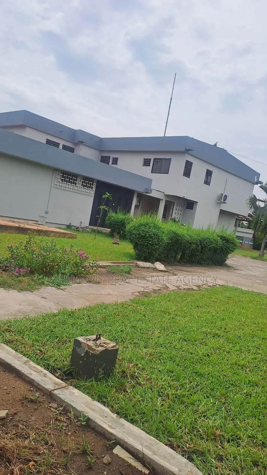 10bdrm House in Dzorwulu for rent