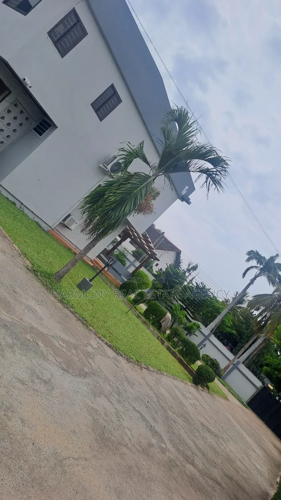 10bdrm House in Dzorwulu for rent