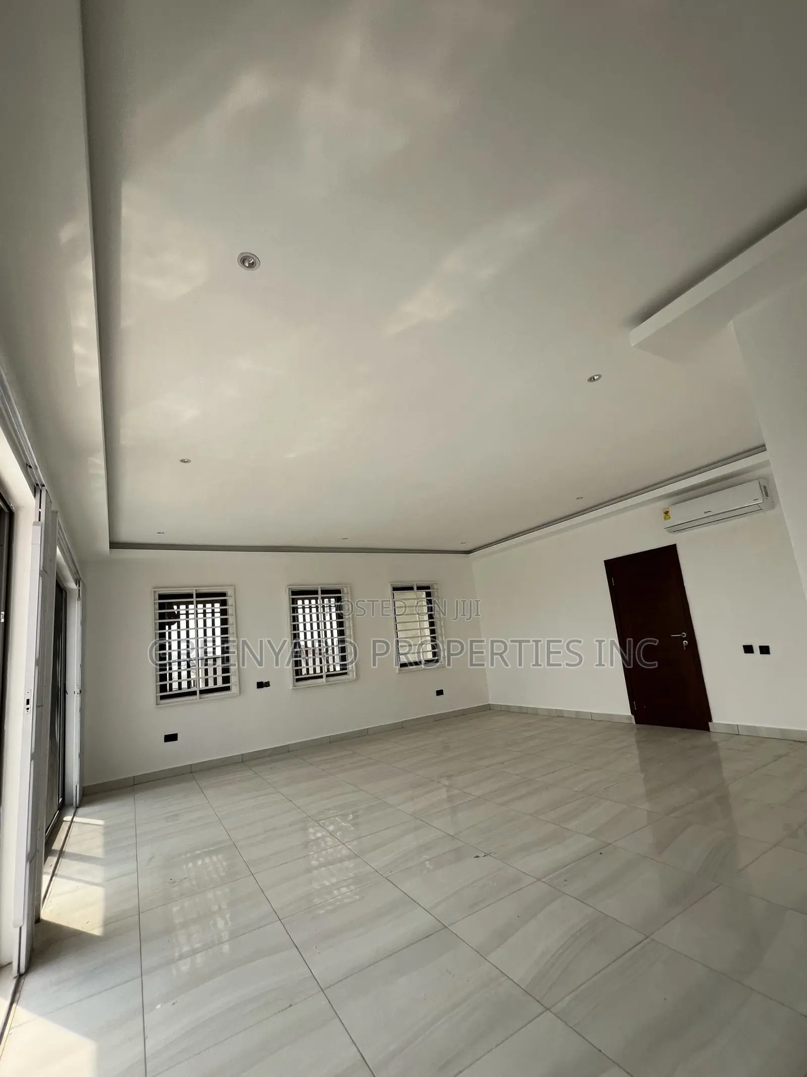 9bdrm Mansion in Trasacco, Adjiriganor for sale