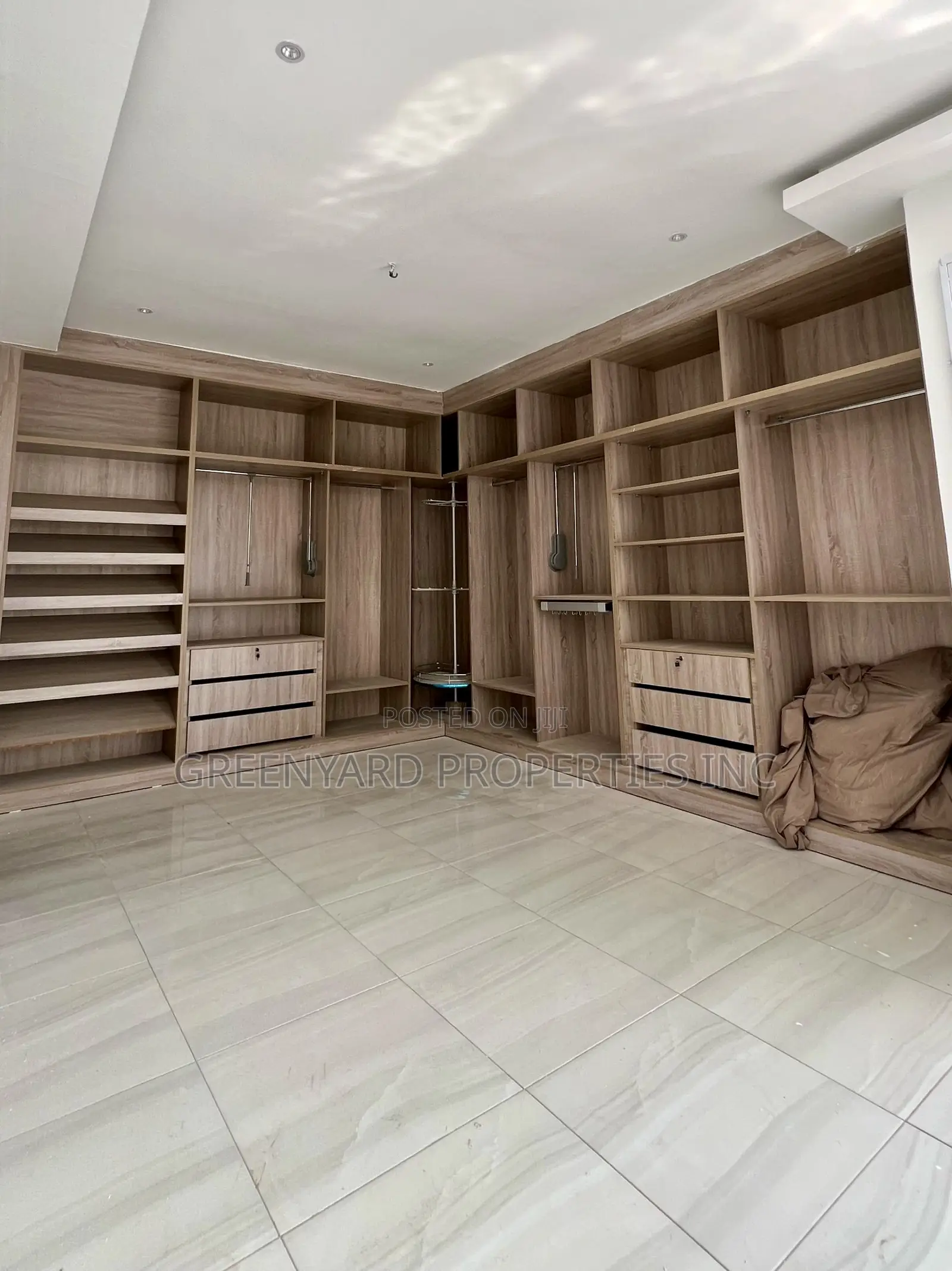 9bdrm Mansion in Trasacco, Adjiriganor for sale