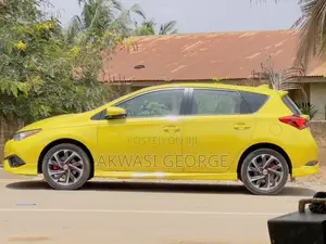 Toyota Corolla SE Special Edition 4dr Sedan (1.8L 4cyl CVT) 2017 Yellow