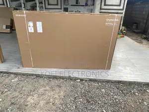 A Tizen Samsung Du7100 85" Crystal Uhd HDR Smart Tv 2024