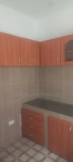 1bdrm Duplex in De-Icons Real Estate, Awutu Senya East Municipal