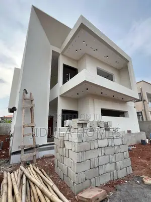 5bdrm Duplex in Adenta for sale