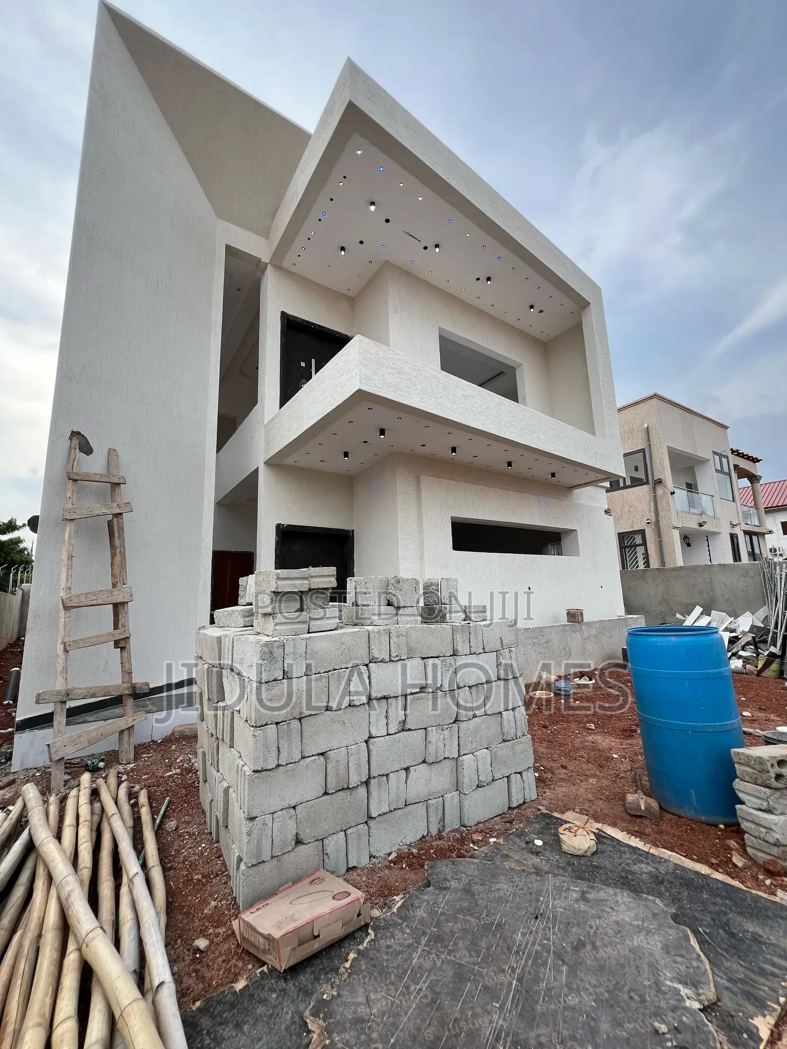 5bdrm Duplex in Adenta for sale