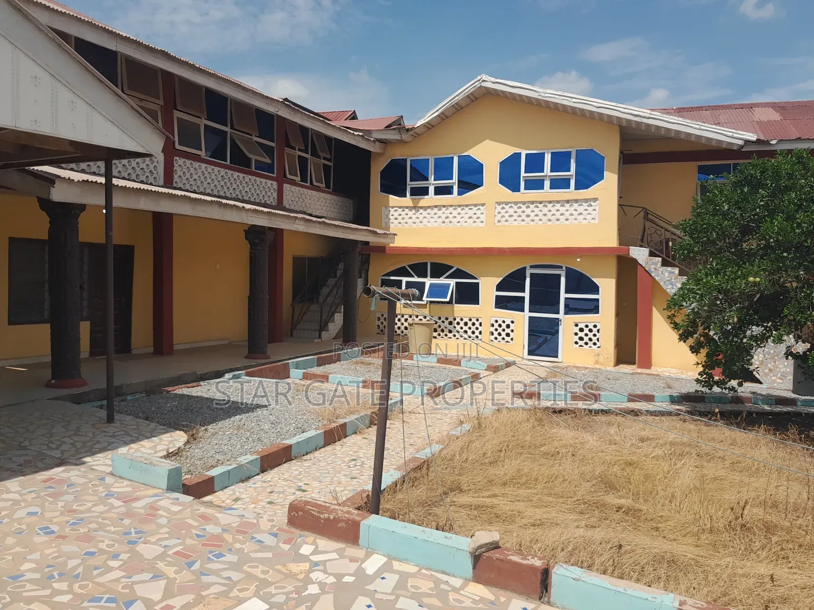 8bdrm House in Aboaso (, Kumasi Metropolitan for sale