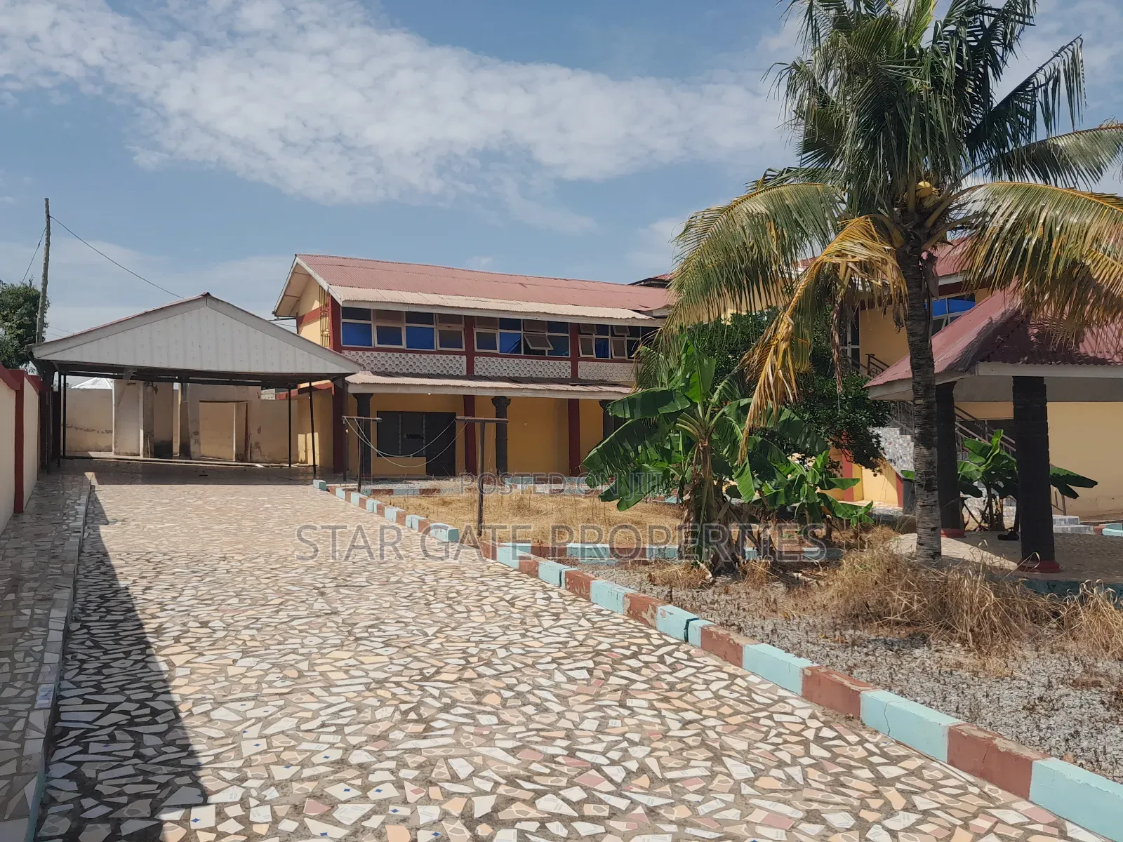 8bdrm House in Aboaso (, Kumasi Metropolitan for sale