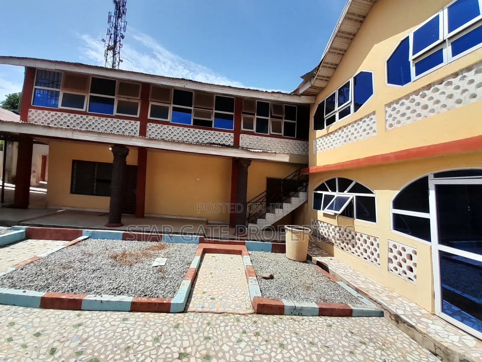 8bdrm House in Aboaso (, Kumasi Metropolitan for sale
