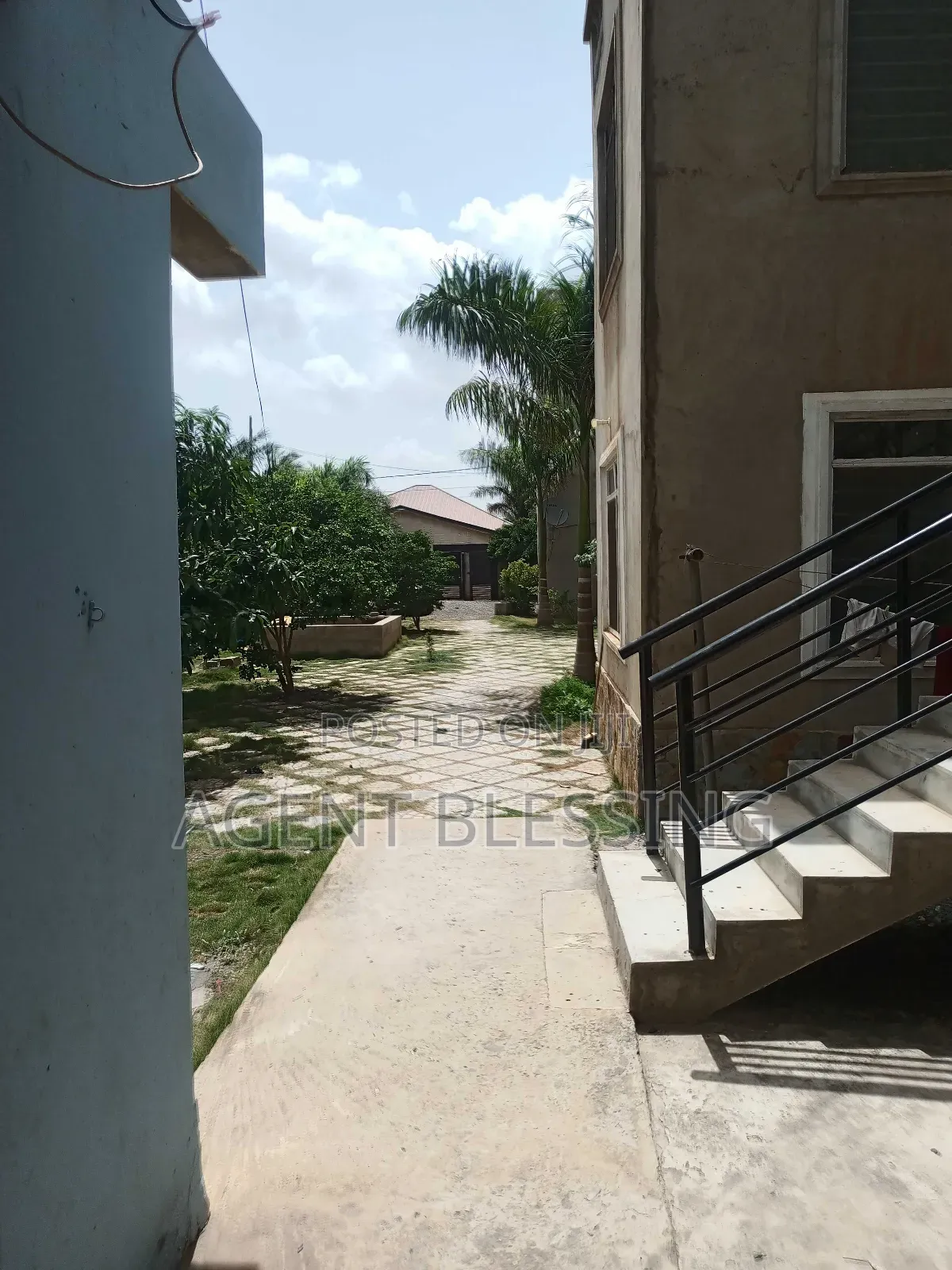 2bdrm Apartment in Community 25, Tema Metropolitan for rent