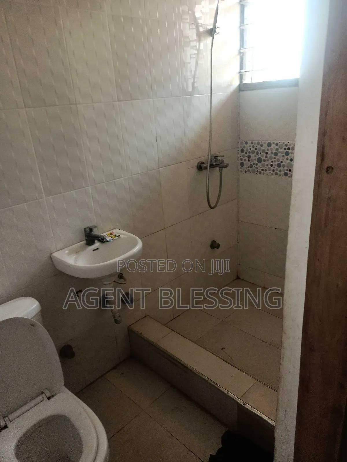 2bdrm Apartment in Community 25, Tema Metropolitan for rent