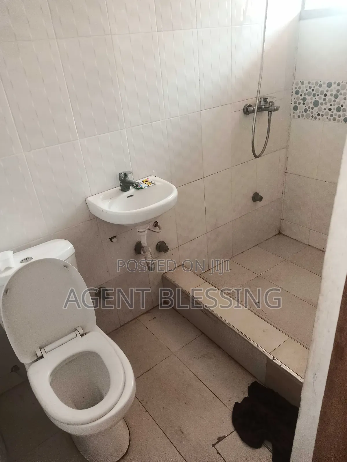 2bdrm Apartment in Community 25, Tema Metropolitan for rent