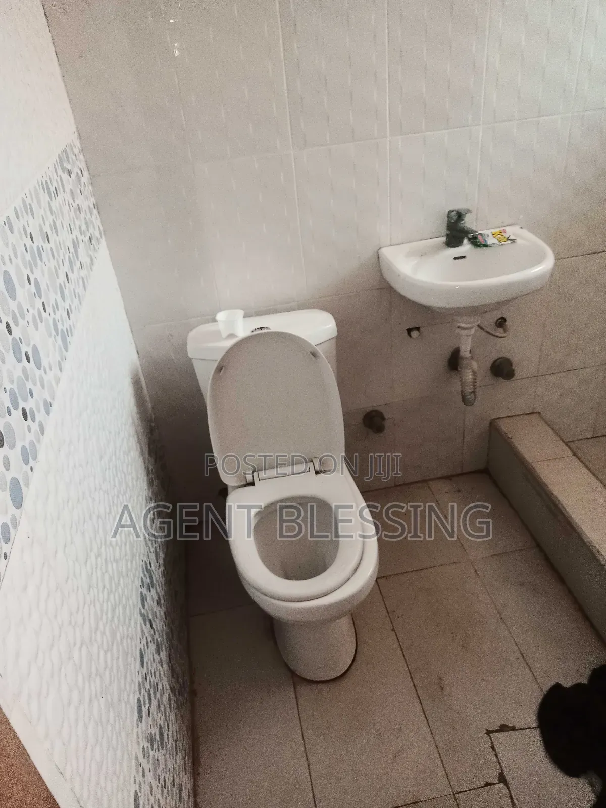 2bdrm Apartment in Community 25, Tema Metropolitan for rent
