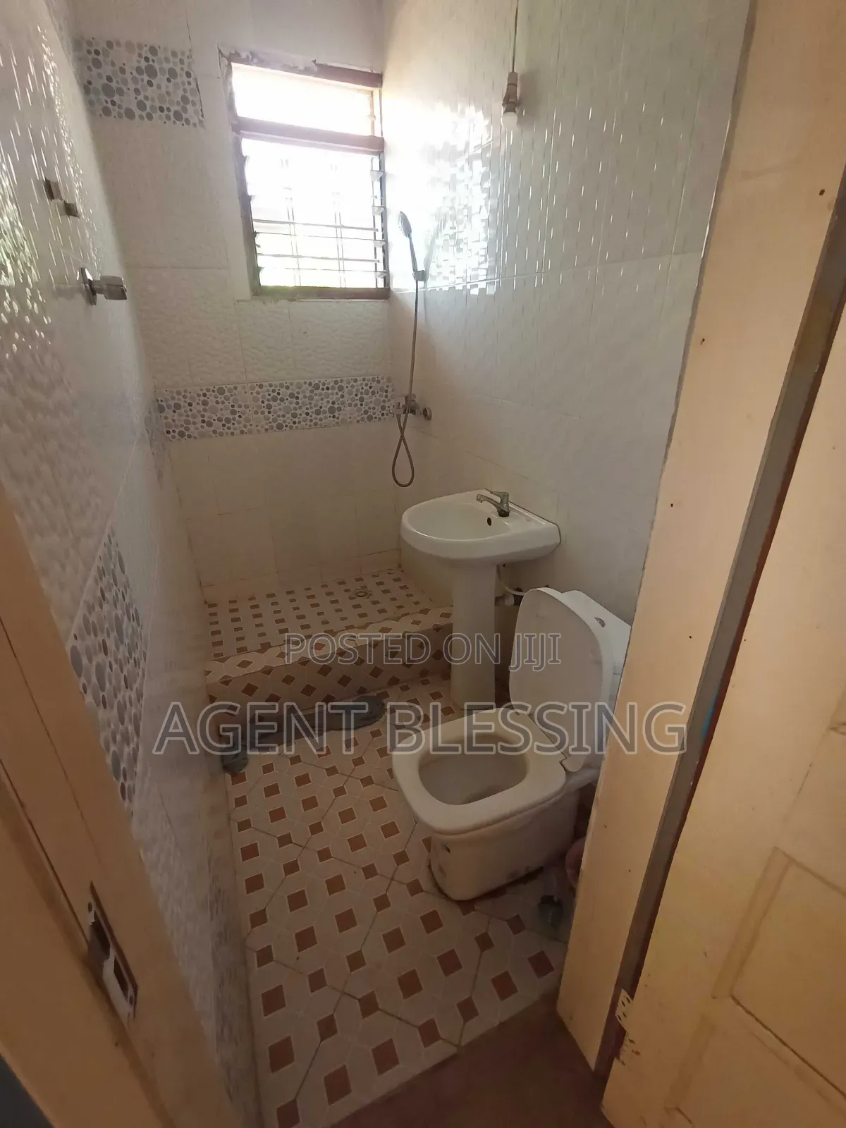 2bdrm Apartment in Community 25, Tema Metropolitan for rent