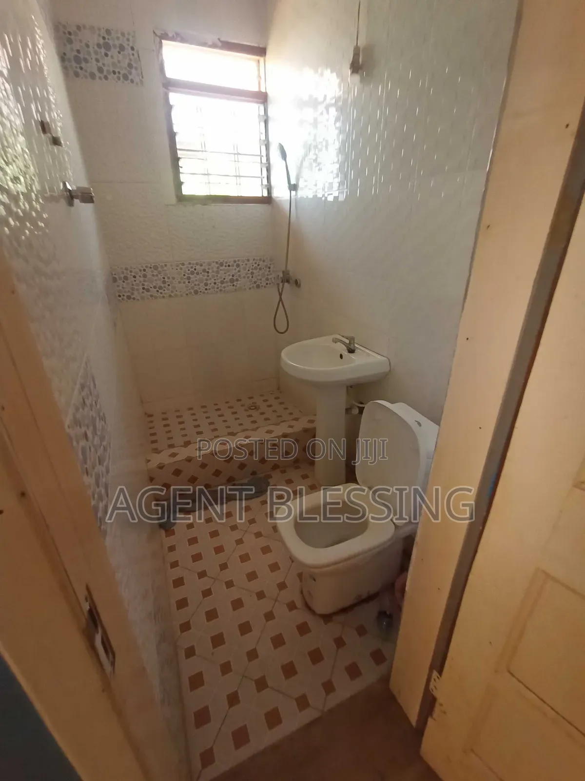 2bdrm Apartment in Community 25, Tema Metropolitan for rent