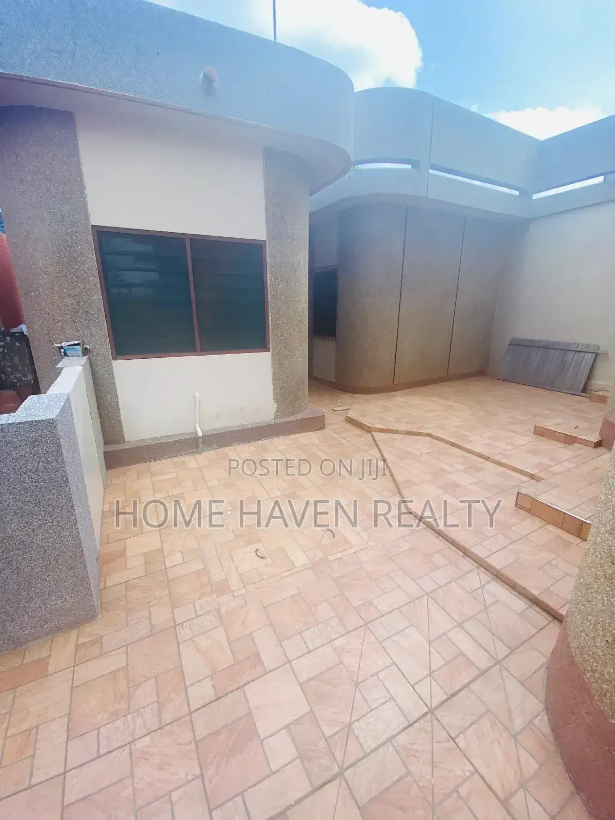 5bdrm House in Abc, Achimota for sale