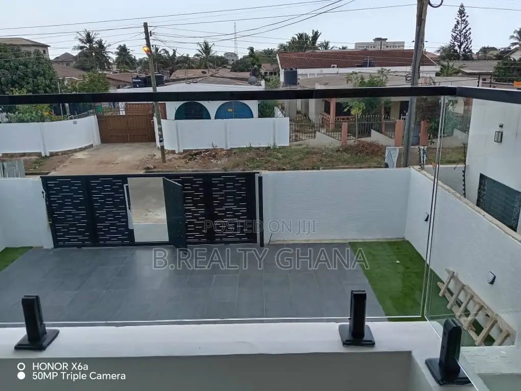 5bdrm House in Tema Metropolitan for sale