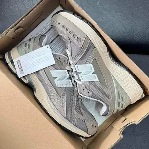 New Balance 1906r Cream