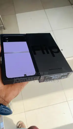 New Samsung Galaxy Z Flip4 256 GB Purple