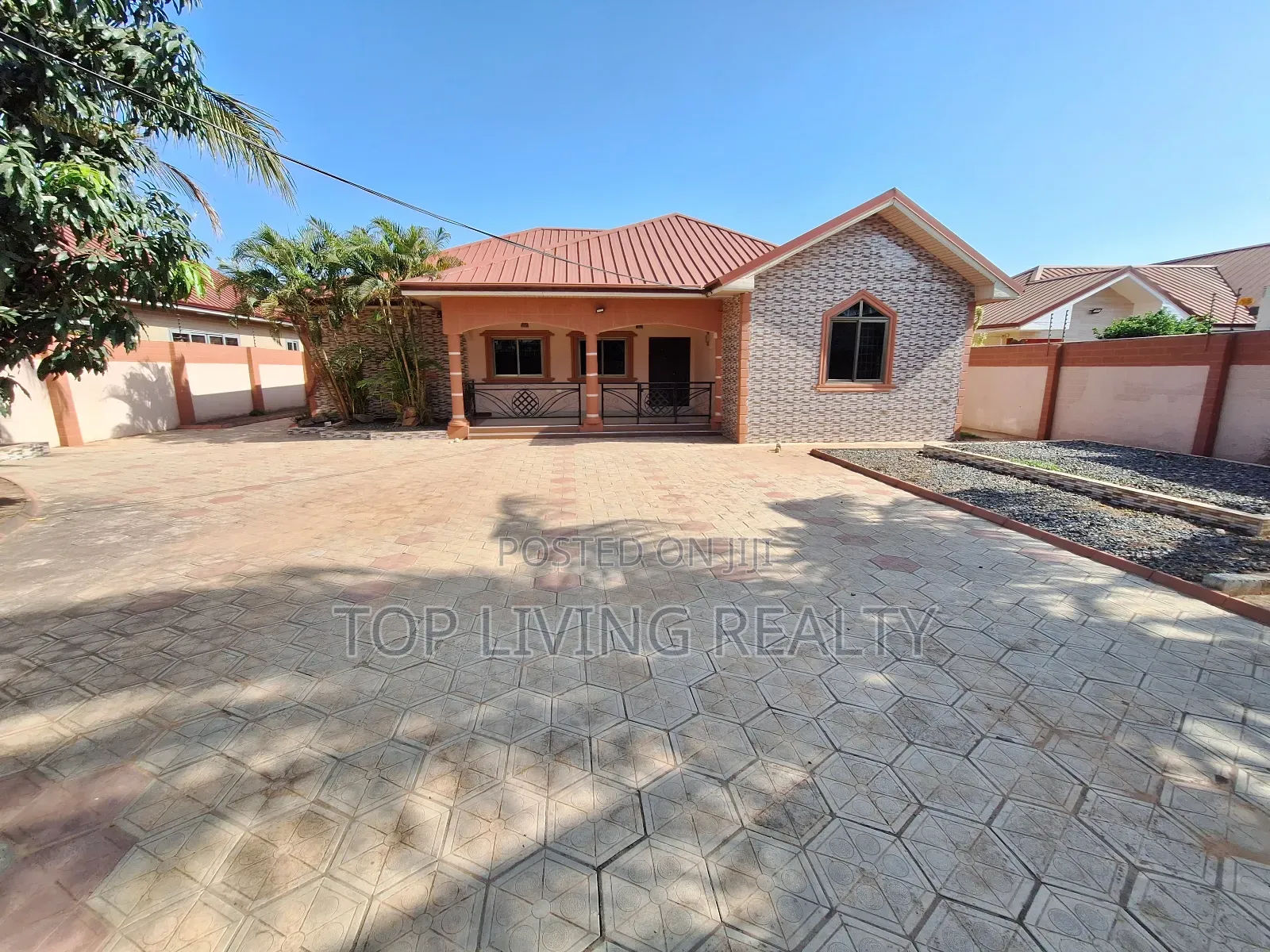 4bdrm Bungalow in Ashaley Botwe for rent
