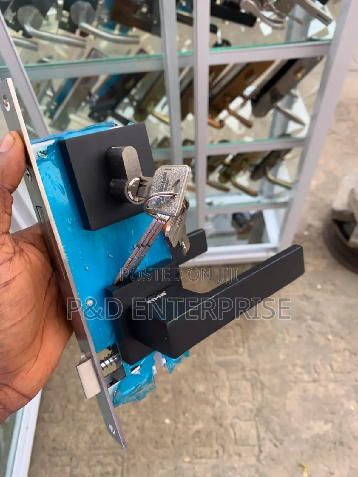 High Quality Door Lock With Black Seperate Handles.