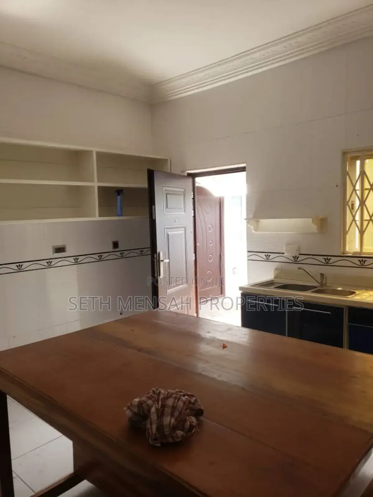4bdrm Townhouse / Terrace in Cantonments for rent