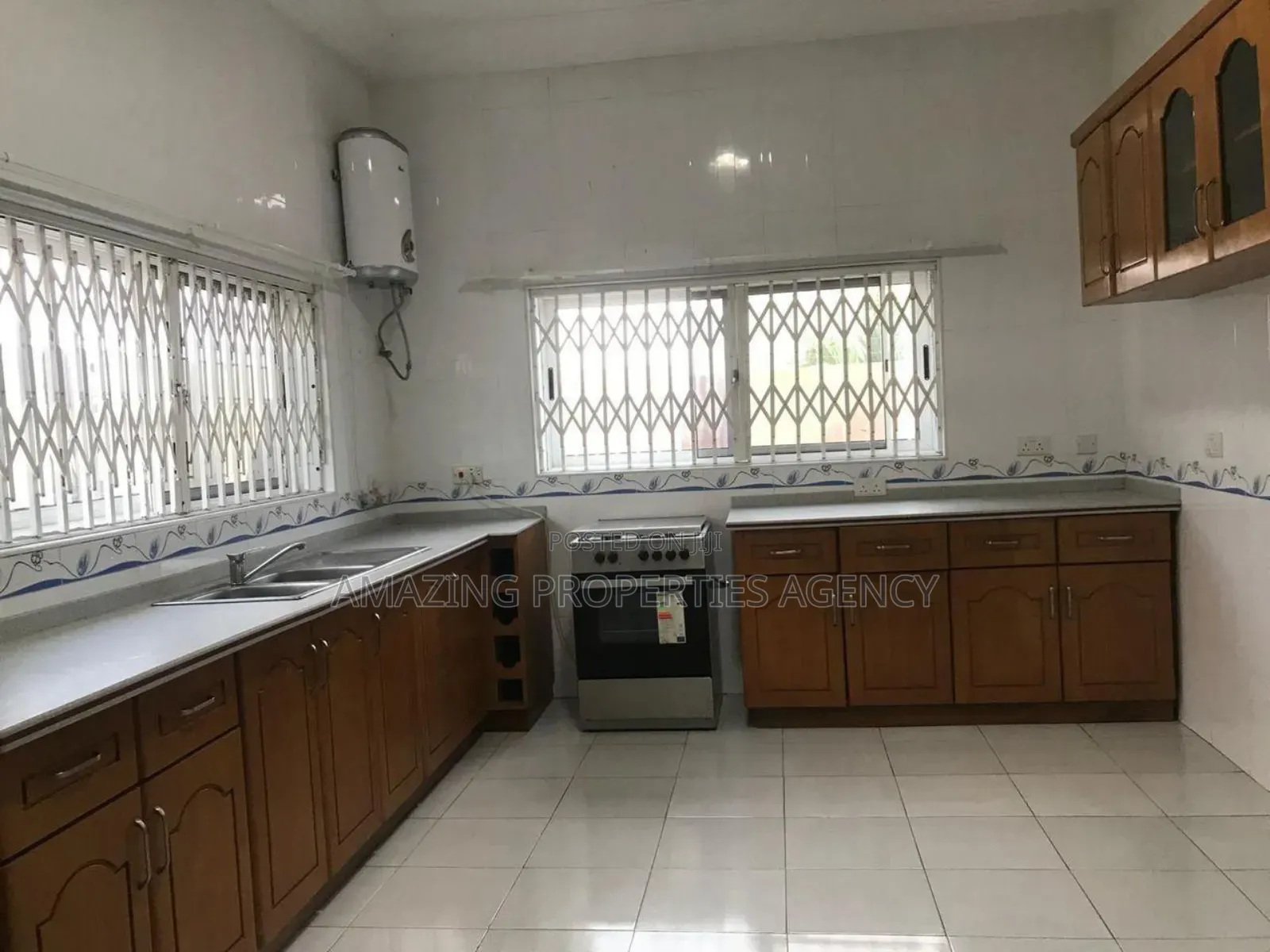 5bdrm House in Adjiriganor for sale