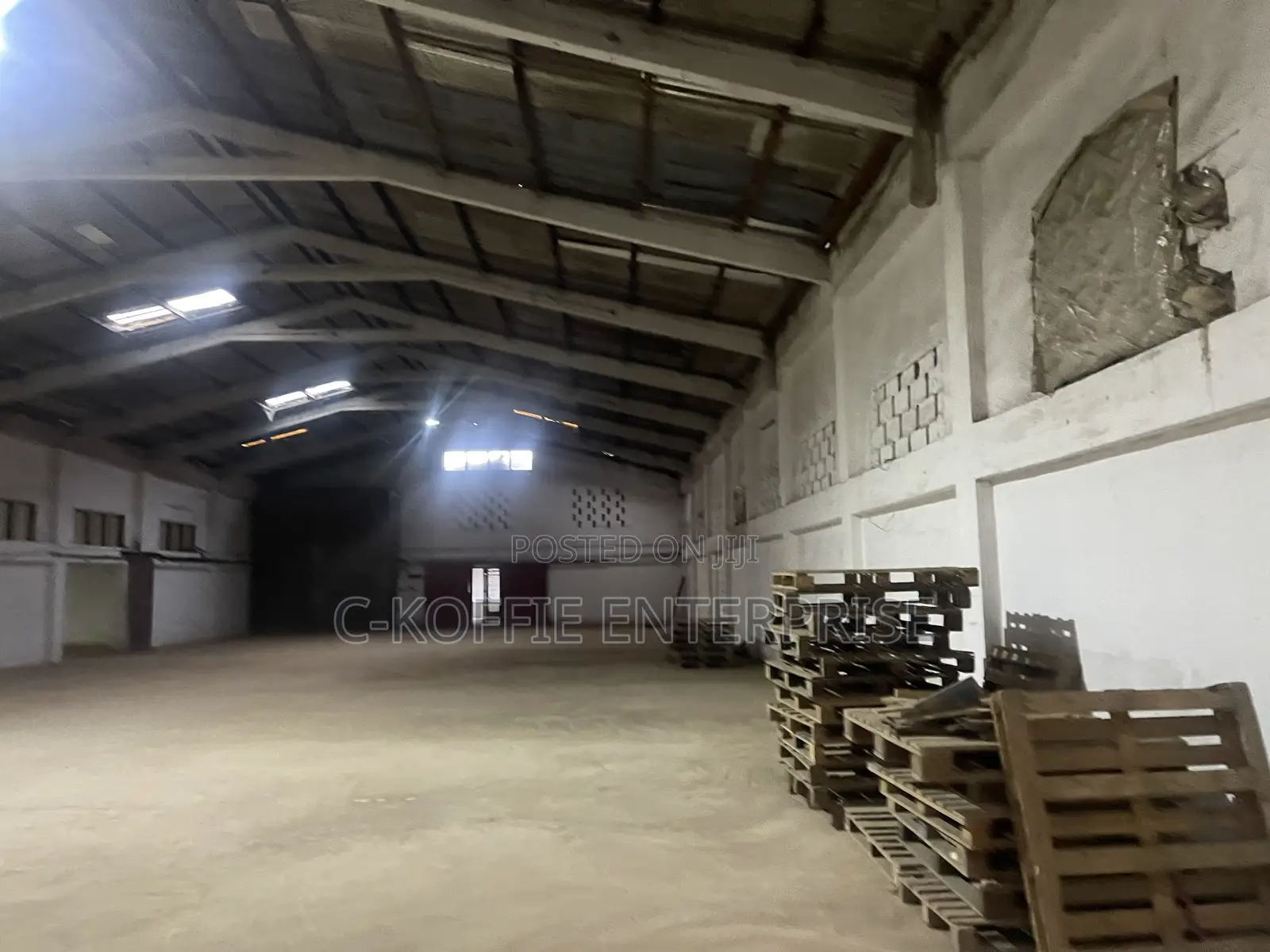 800 SQM Warehouse Located at Labonne for Rent