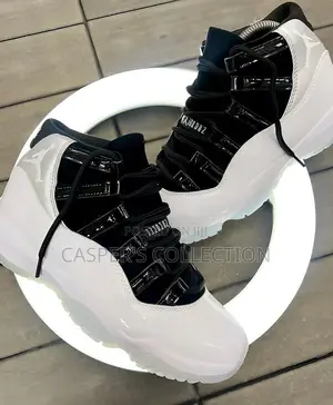 Air Jordan 11 Retro High (Tuxedo)