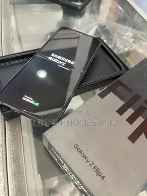 New Samsung Galaxy Z Flip4 256 GB Black