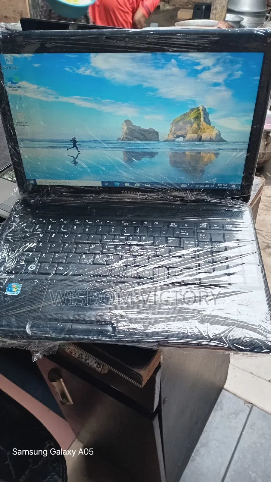 New Laptop Toshiba Satellite C850 4GB Intel Core i3 HDD 250GB