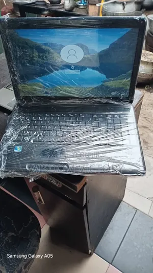 New Laptop Toshiba Satellite C850 4GB Intel Core i3 HDD 250GB