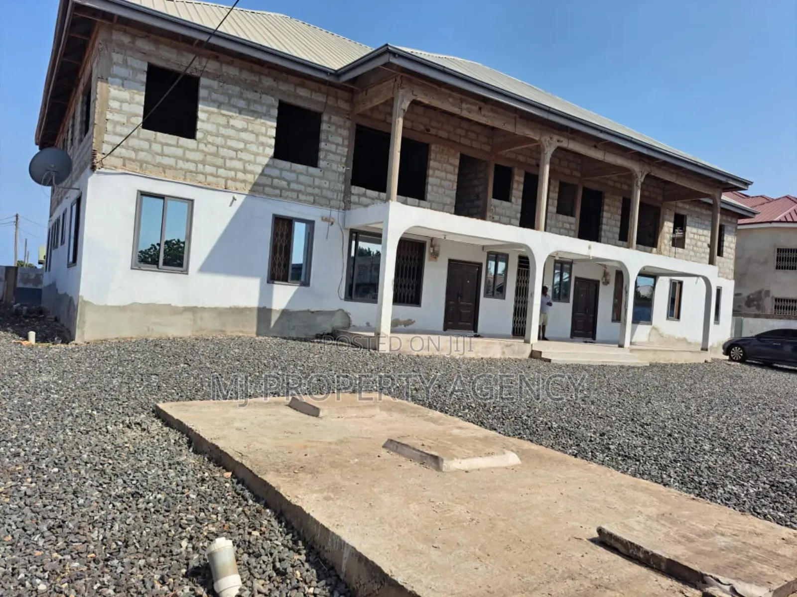 8bdrm Apartment in Dawhenya, Tema Metropolitan for sale