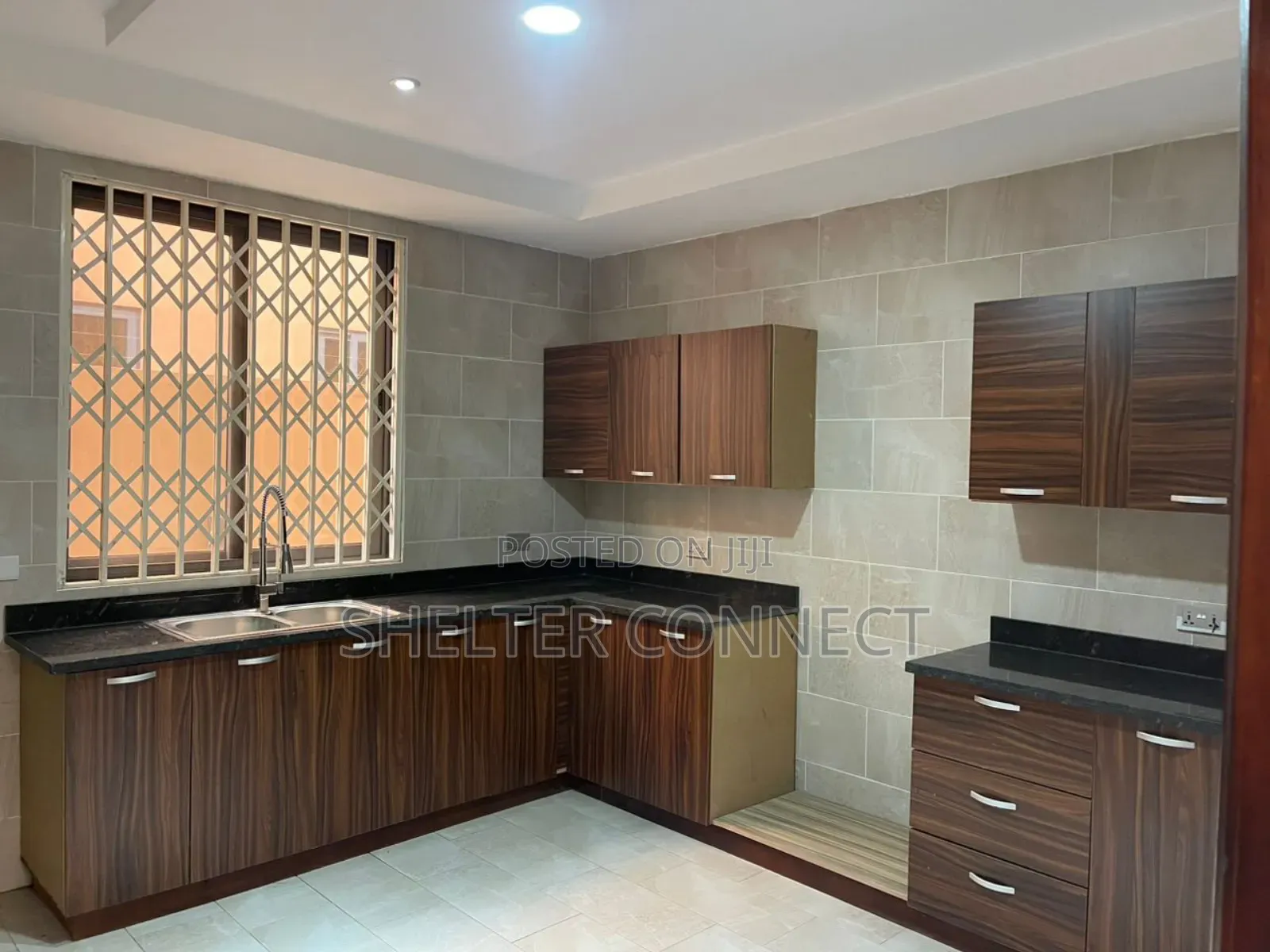 5bdrm Duplex in Oyarifa for sale