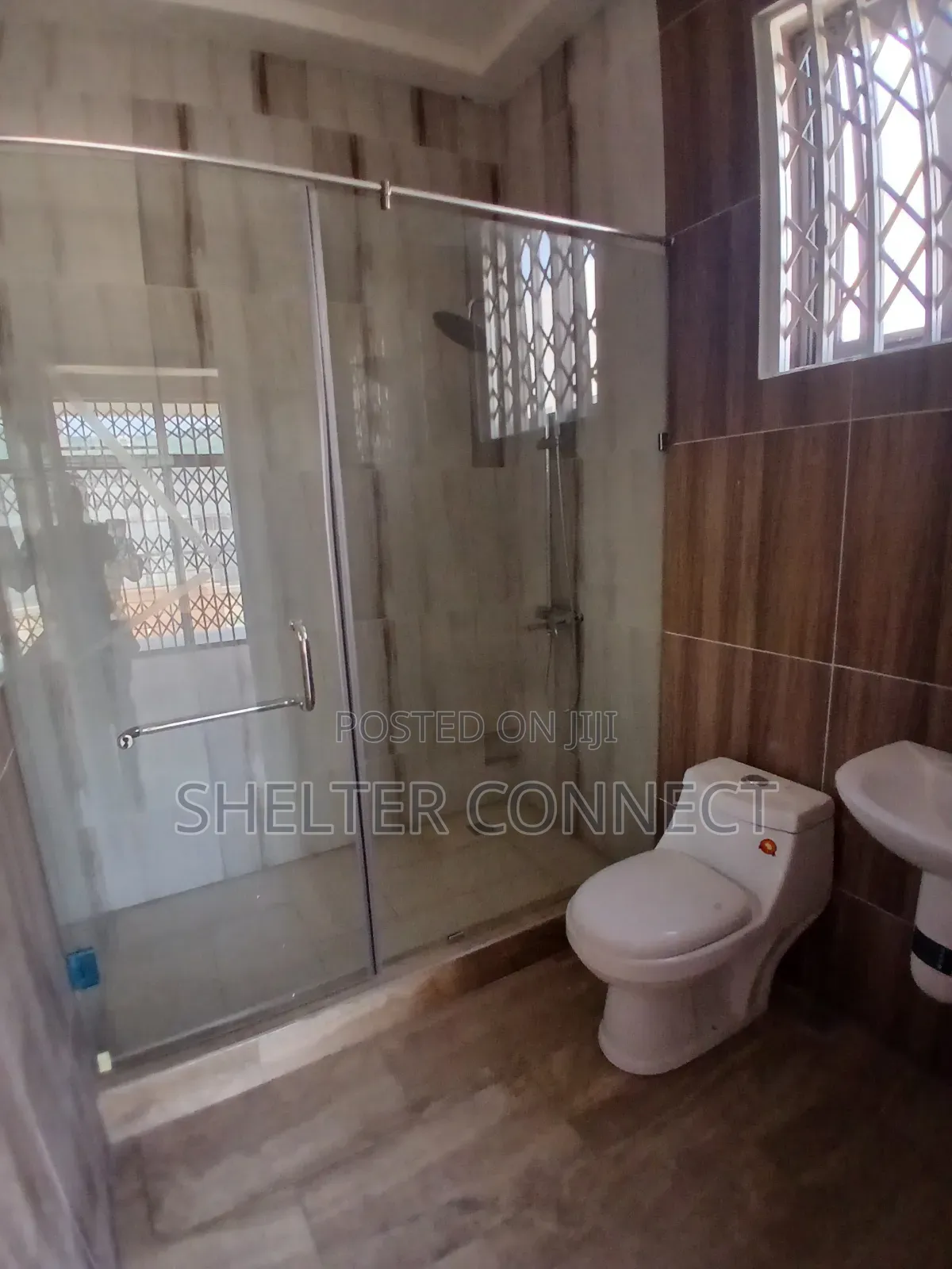 5bdrm Duplex in Oyarifa for sale